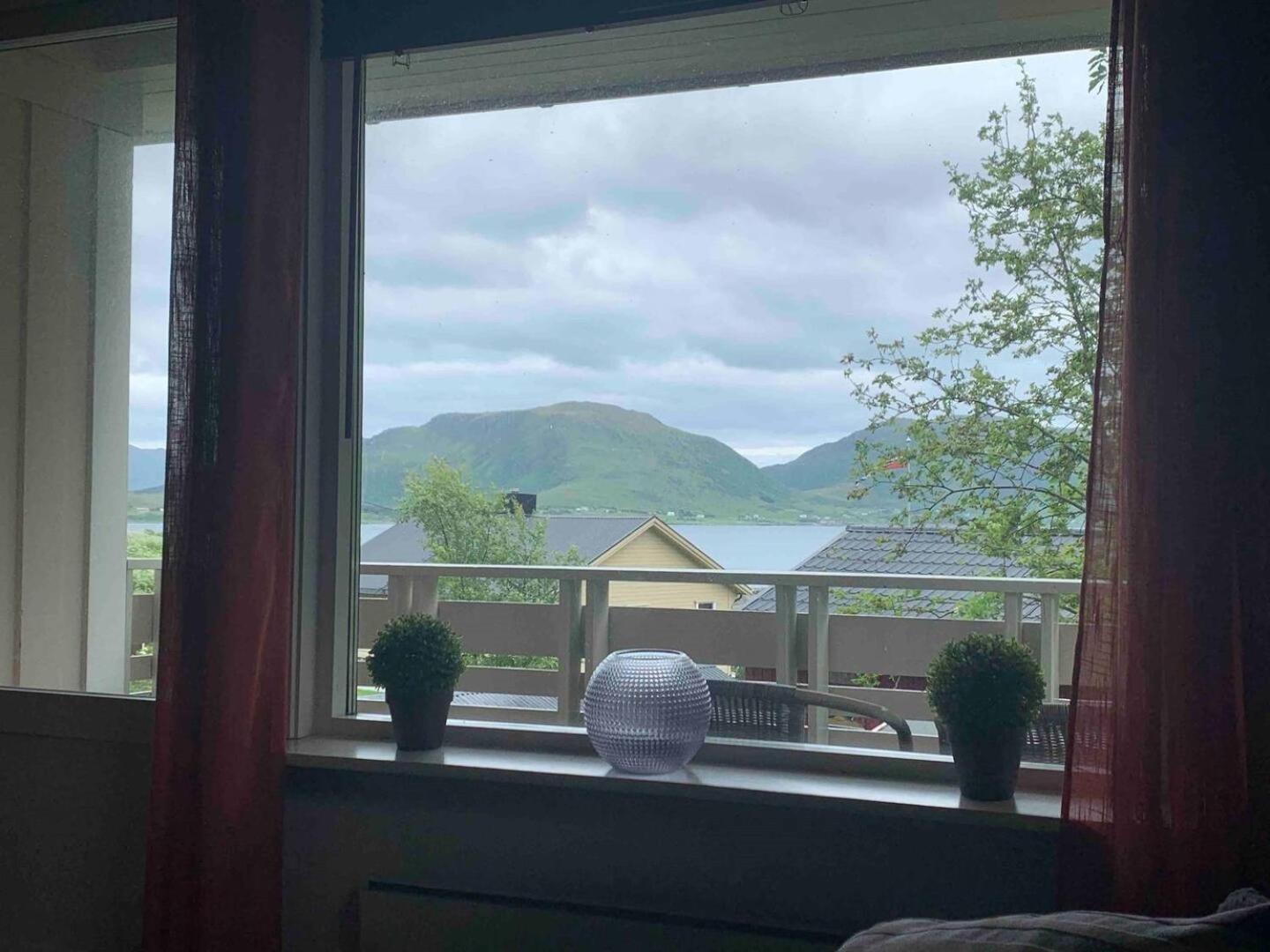 Leilighet Med Balkong Og Havutsikt Pa Napp. Buitenkant foto
